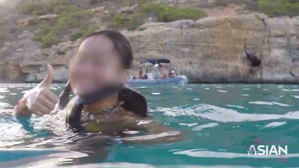 Chinese woman explores her body underwater during a beachside photo session - China - Japan on breastful.com