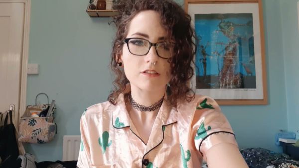British girlfriend in glasses shares an intimate creampie moment - Britain on breastful.com