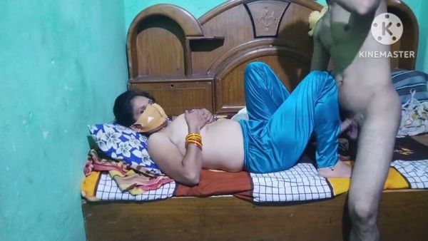 Indian housewife enjoys passionate webcam sex with her lover - India on breastful.com