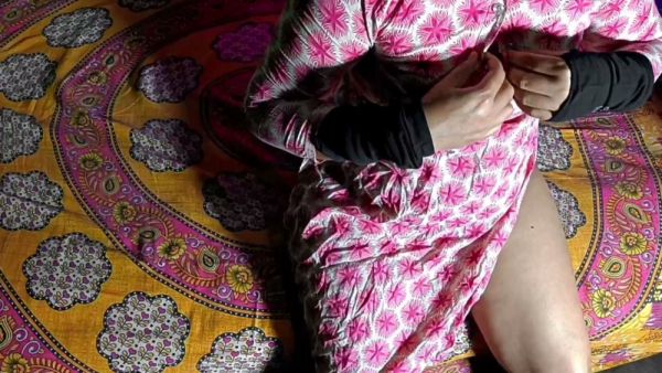 Indian housewife surrenders to passion in homemade bedroom session - India on breastful.com