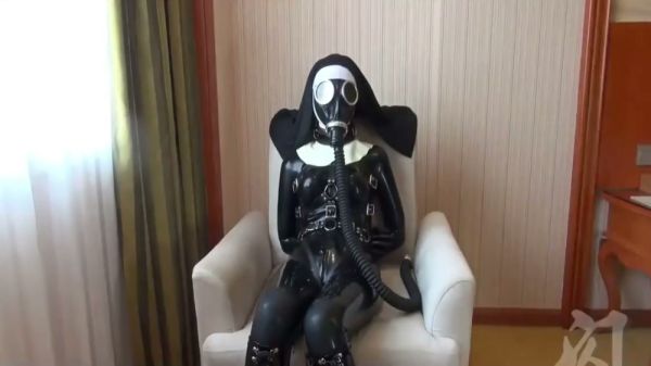 Intense breathplay session in full latex with gasmask and restraints on breastful.com