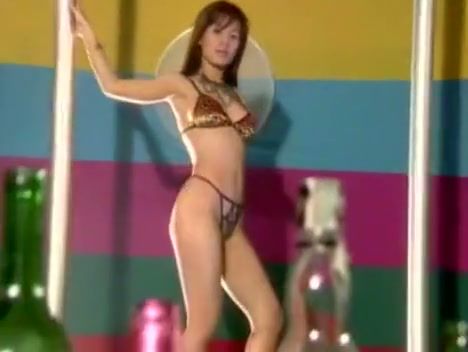 Voluptuous Chinese dancer mesmerizes with a solo pole striptease - China on breastful.com